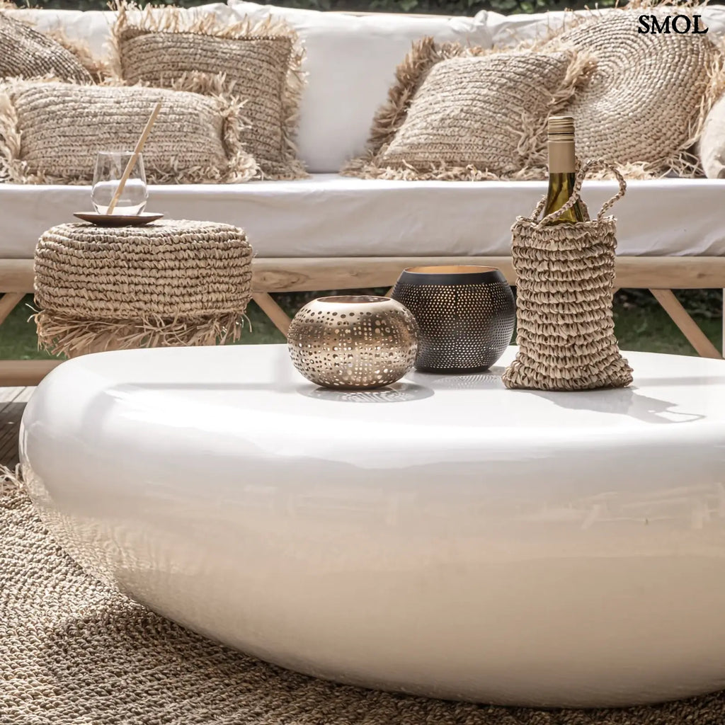 Arany gyertyatartó perforált mintával, meleg fényhatással teraszon, dohányzóasztalon