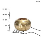 Arany gyertyatartó perforált mintával, meleg fényhatással méretarányosan