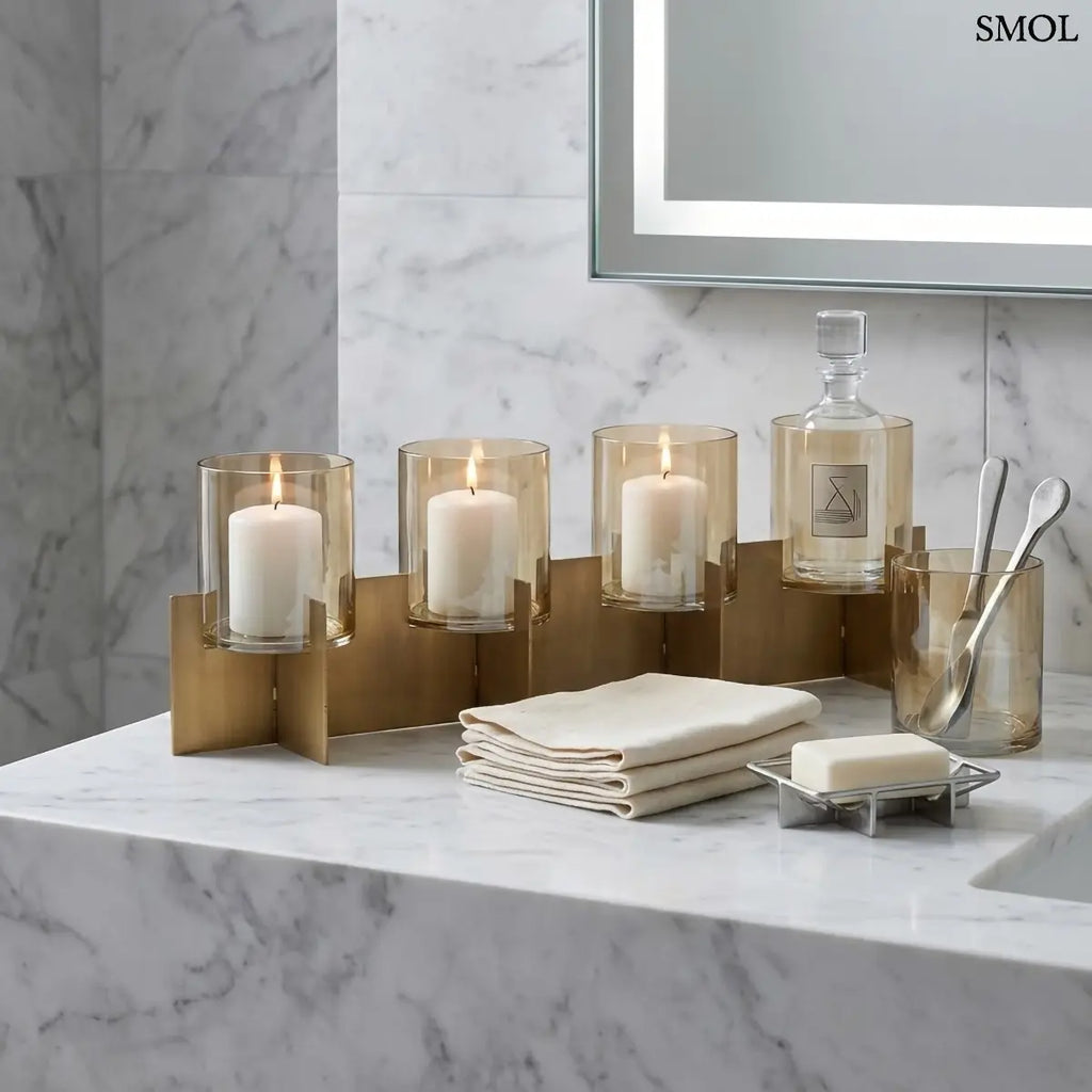 Modern, négyrészes asztali gyertyatartó antikolt sárgaréz vázban, borostyánszínű üvegpoharakkal, fürdőszobában