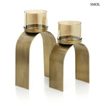 Arany mécsestartó szett két különböző méretű, íves sárgaréz tartóval és borostyánszínű üveggel, fehér háttérrel