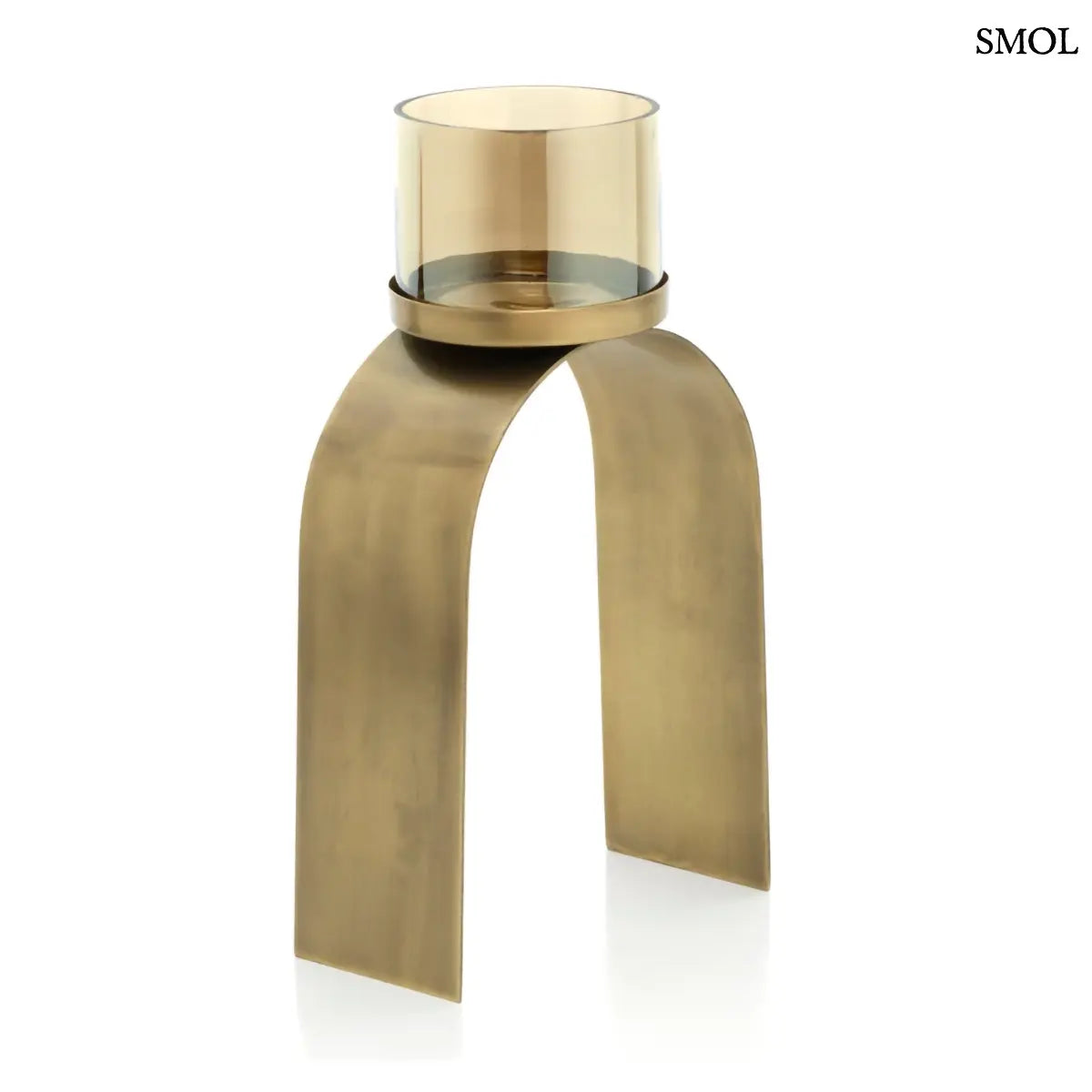 Arany mécsestartó szett két különböző méretű, íves sárgaréz tartóval és borostyánszínű üveggel, magasabb mécsestartó fehér háttérrel