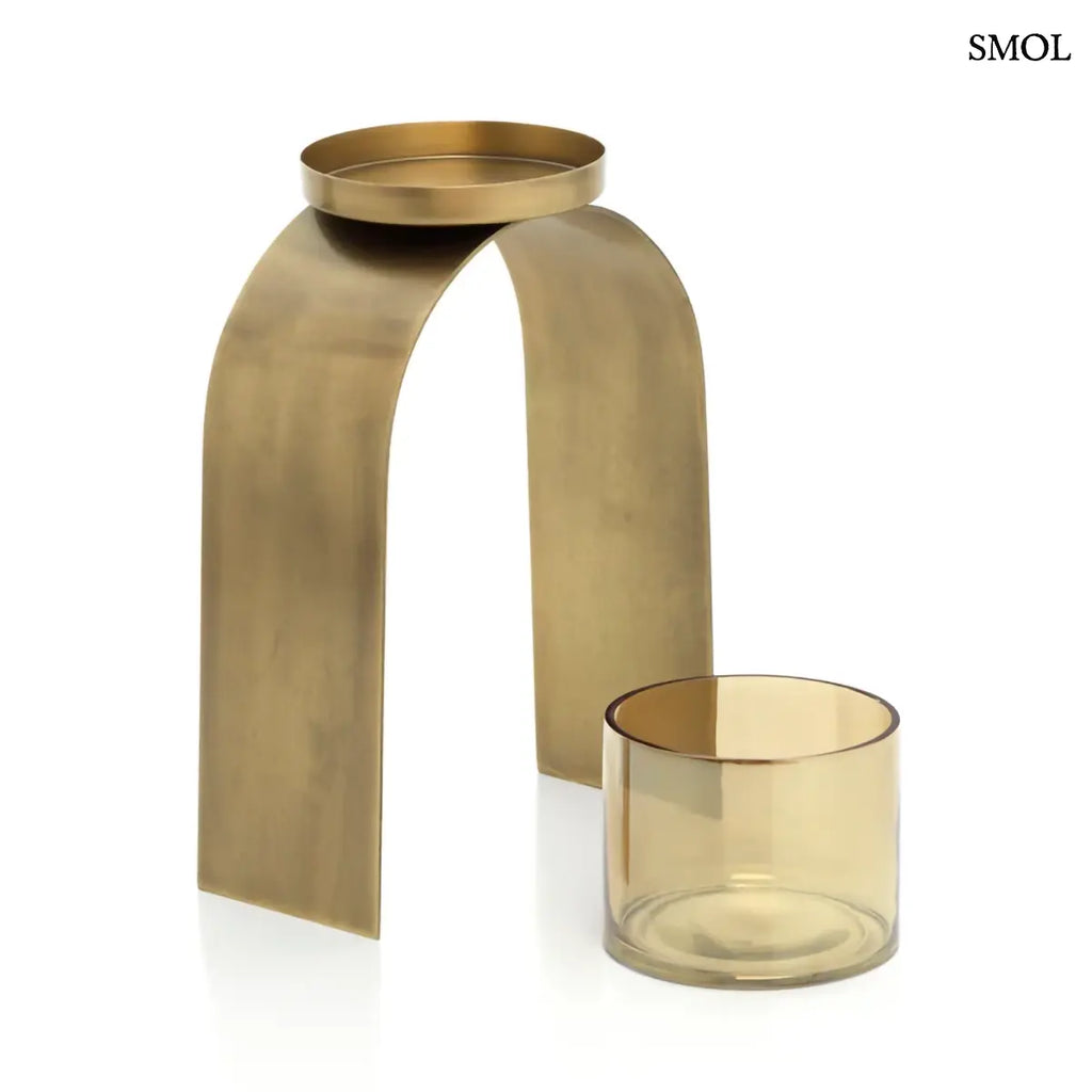 Arany mécsestartó szett két különböző méretű, íves sárgaréz tartóval és borostyánszínű üveggel, magasabb mécsestartó részekre szedve