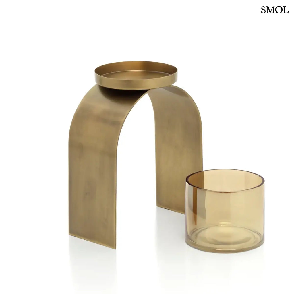 Arany mécsestartó szett két különböző méretű, íves sárgaréz tartóval és borostyánszínű üveggel, alacsonyabb mécsestartó részekre szedve