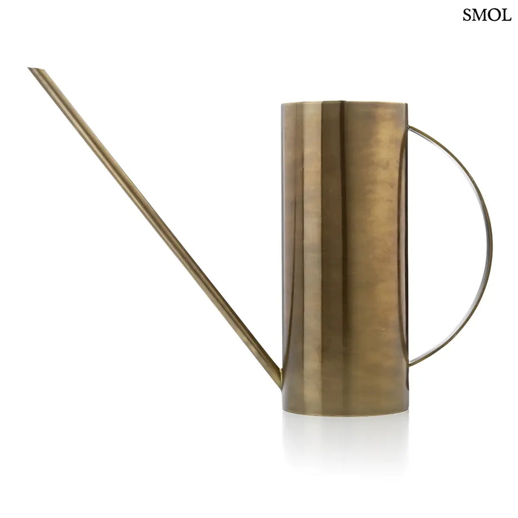 Elegáns sárgaréz öntözőkanna hosszú, vékony kiöntővel és íves fogantyúval, oldalról
