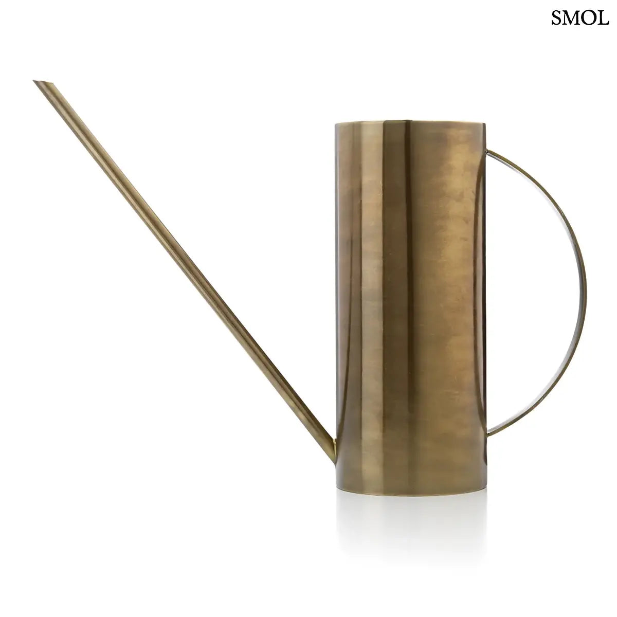 Elegáns sárgaréz öntözőkanna hosszú, vékony kiöntővel és íves fogantyúval, oldalról