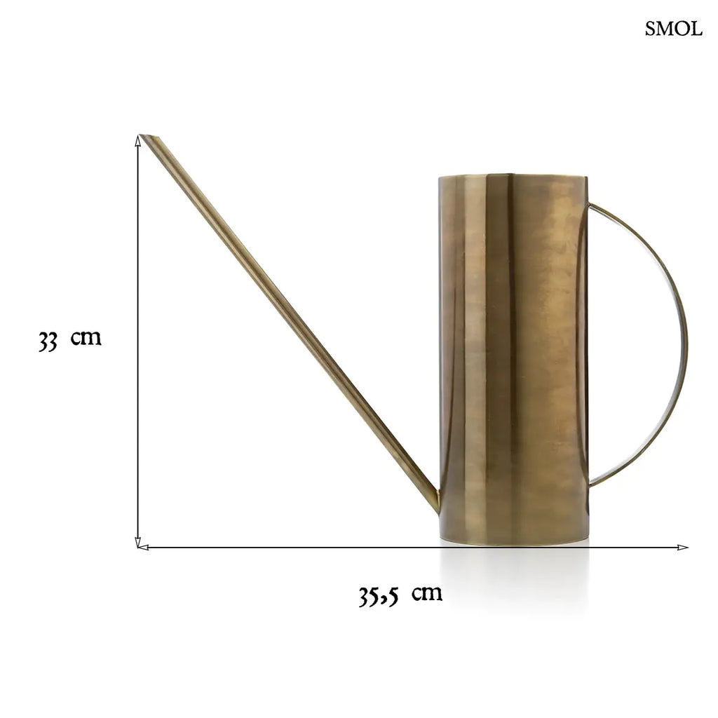 Elegáns sárgaréz öntözőkanna hosszú, vékony kiöntővel és íves fogantyúval, méretekkel