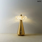 Arany színű, kúpos talapzatú, modern asztali lámpa meleg fénnyel