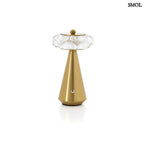 Arany színű, kúpos talapzatú, modern asztali lámpa fehér háttérrel