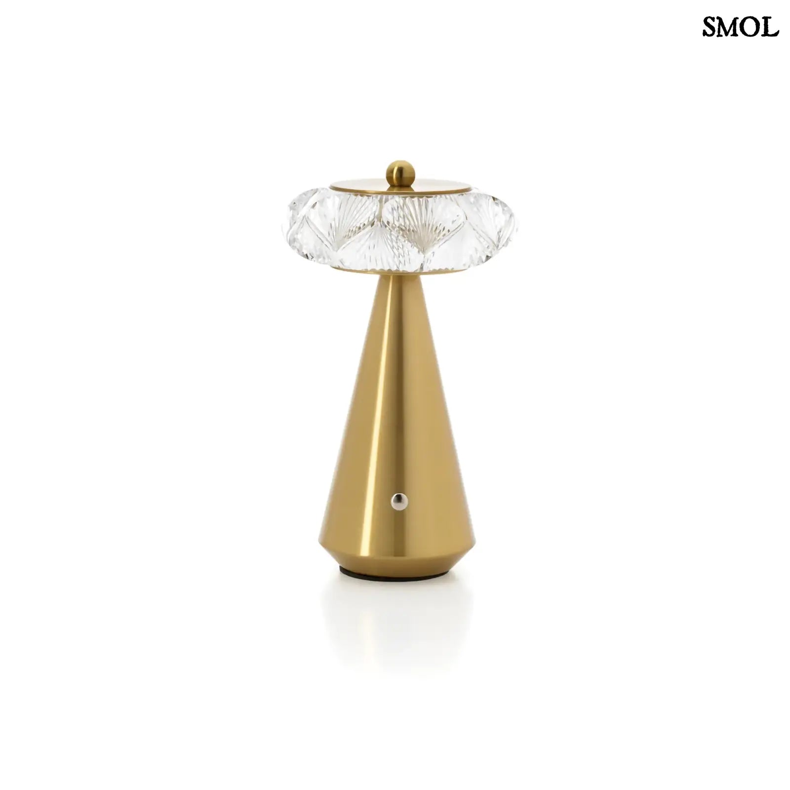 Arany színű, kúpos talapzatú, modern asztali lámpa fehér háttérrel