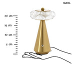 Arany színű, kúpos talapzatú, modern asztali lámpa méretarányosan