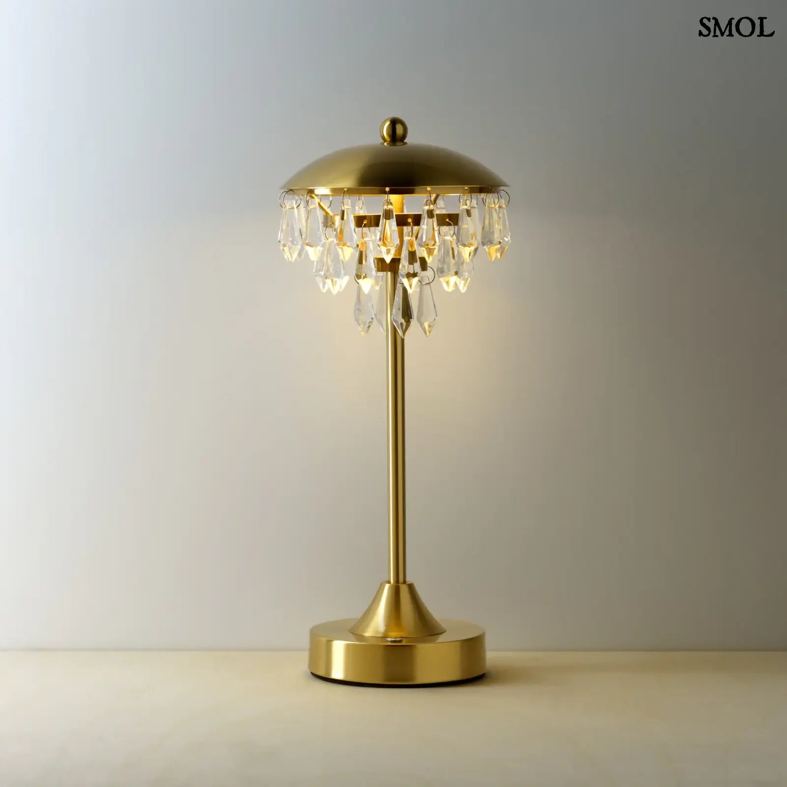 CHANDELETTE asztali lámpa sárgaréz állvánnyal és kristály függőkkel díszítve. Vezeték nélküli, hordozható, meleg fénnyel