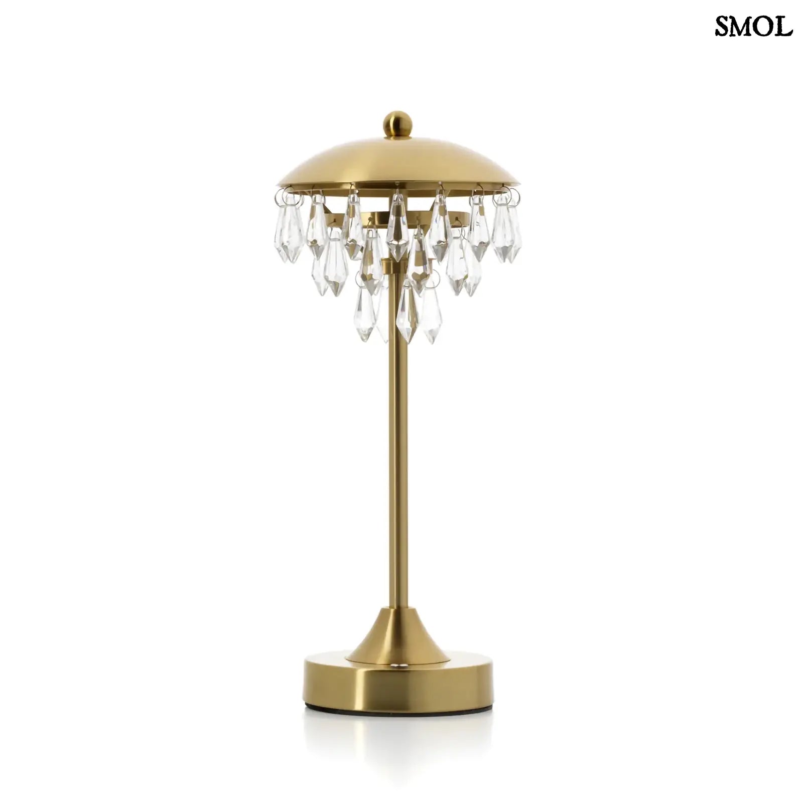 CHANDELETTE asztali lámpa sárgaréz állvánnyal és kristály függőkkel díszítve. Vezeték nélküli, hordozható fehér háttérrel