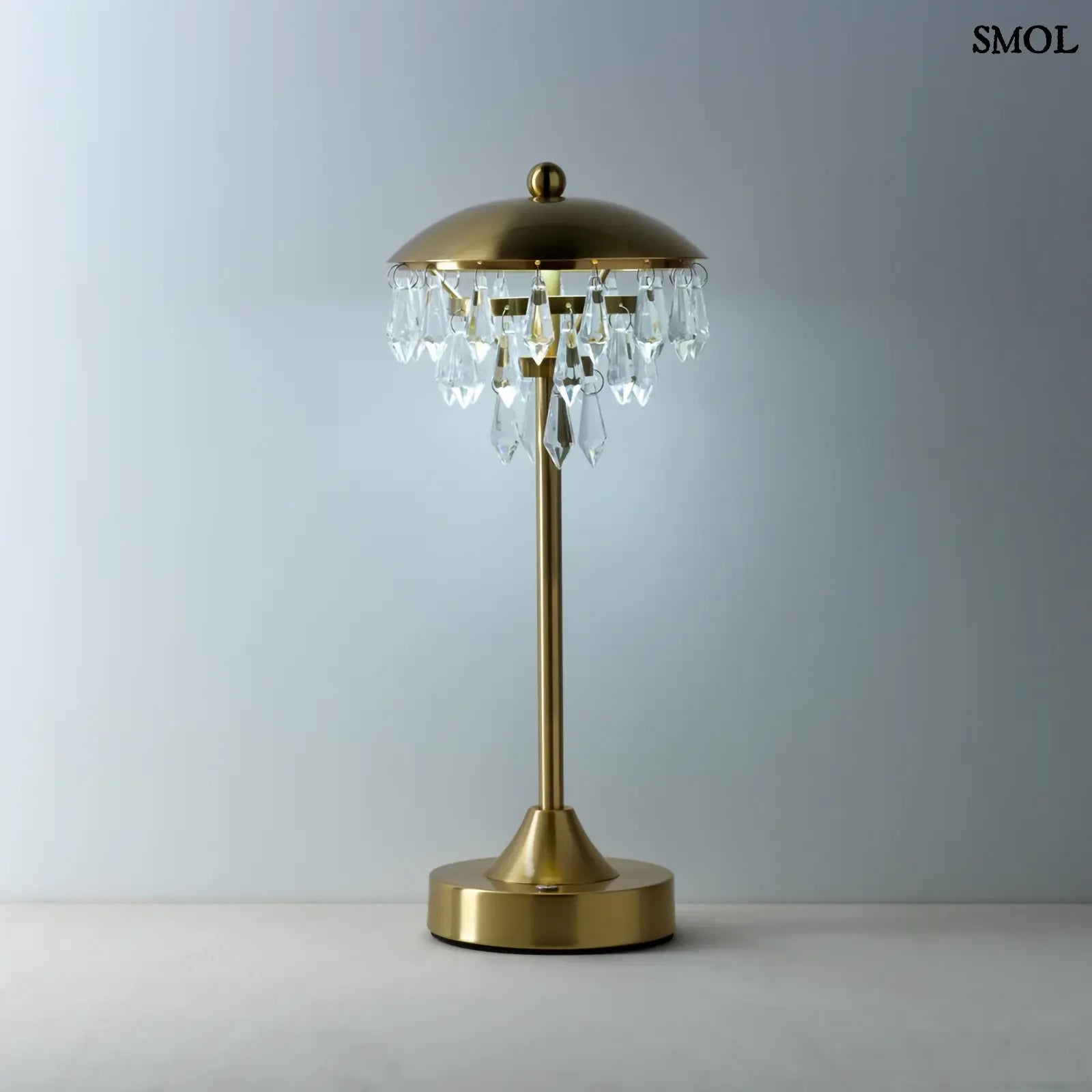 CHANDELETTE asztali lámpa sárgaréz állvánnyal és kristály függőkkel díszítve. Vezeték nélküli, hordozható hideg fénnyel