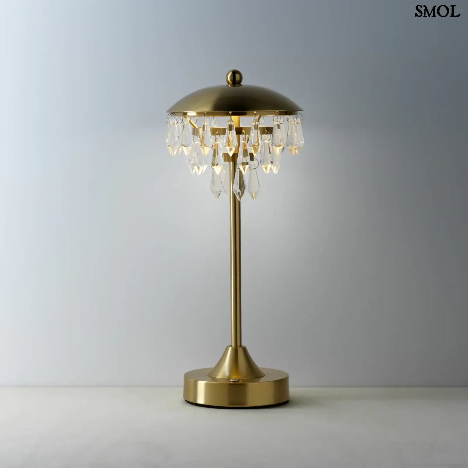CHANDELETTE asztali lámpa sárgaréz állvánnyal és kristály függőkkel díszítve. Vezeték nélküli, hordozható, fénnyel