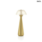 Vezeték nélküli asztali lámpa sárgaréz alappal és textúrált gomba búrával, fehér háttérrel