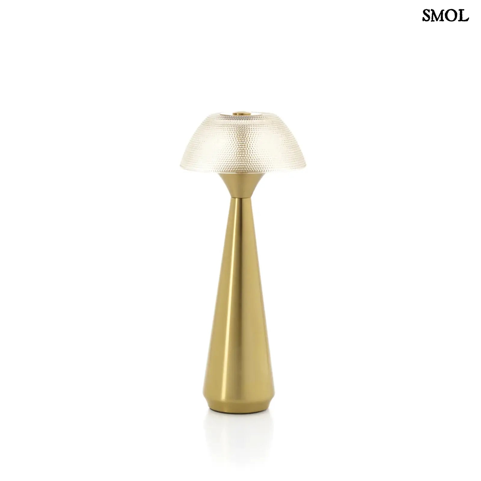 Vezeték nélküli asztali lámpa sárgaréz alappal és textúrált gomba búrával, fehér háttérrel