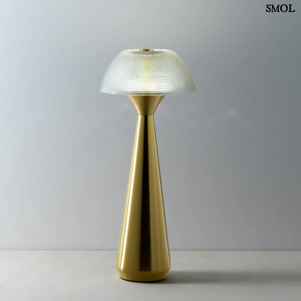 Vezeték nélküli asztali lámpa sárgaréz alappal és textúrált gomba búrával, hideg fénnyel