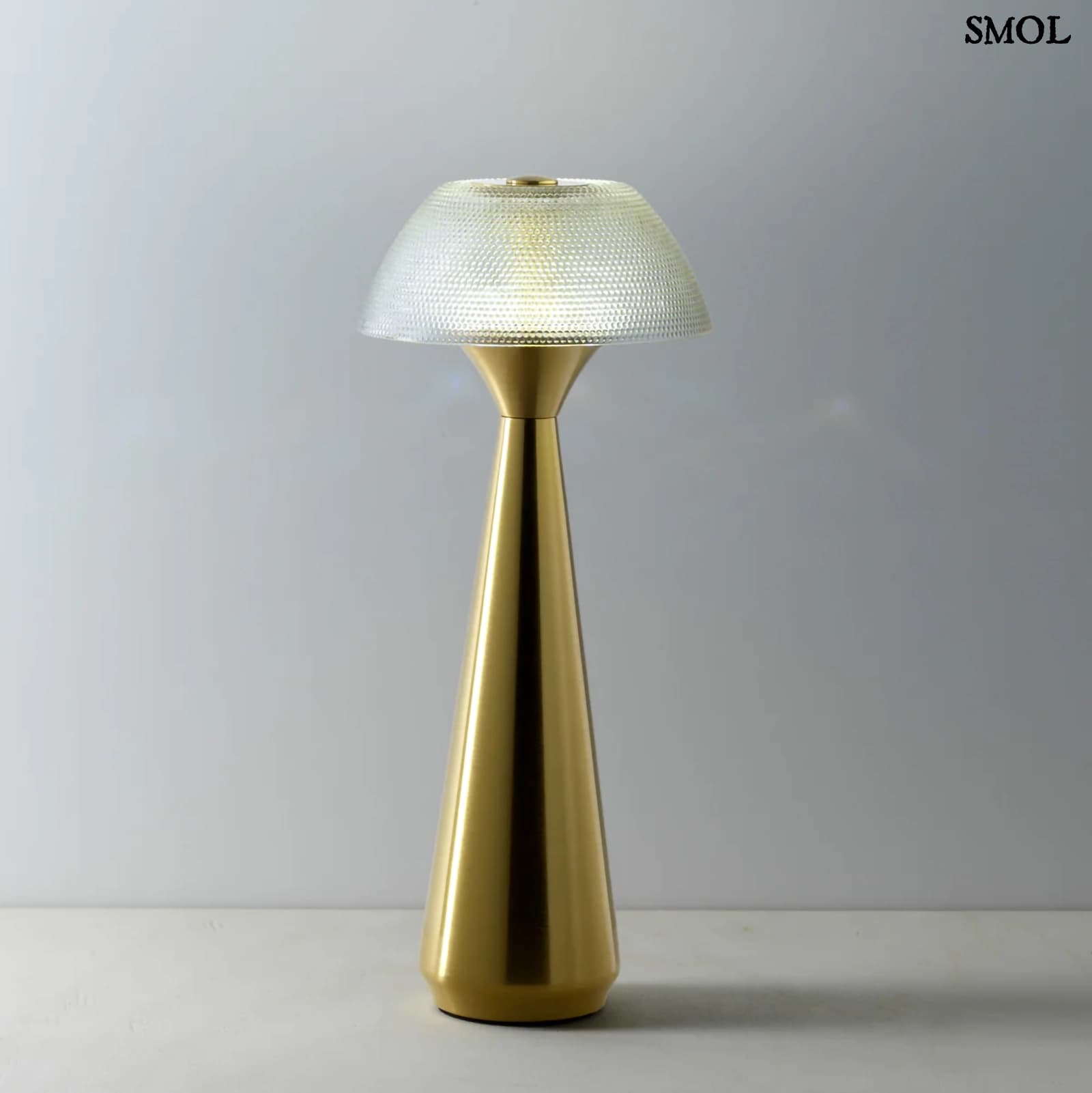 Vezeték nélküli asztali lámpa sárgaréz alappal és textúrált gomba búrával, hideg fénnyel