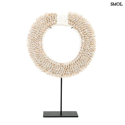 Asztali dekoráció kagylókkal, 45 cm | PAPUA SHELL DISC - smol.hu - fehér háttérrel