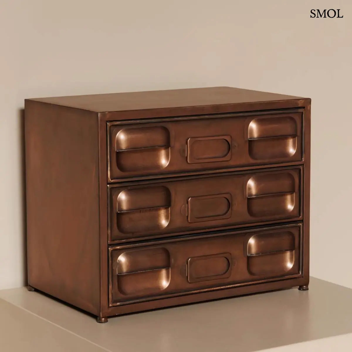 Háromfiókos asztali fém tároló antik réz patinával, vintage ipari stílusban, ferdén