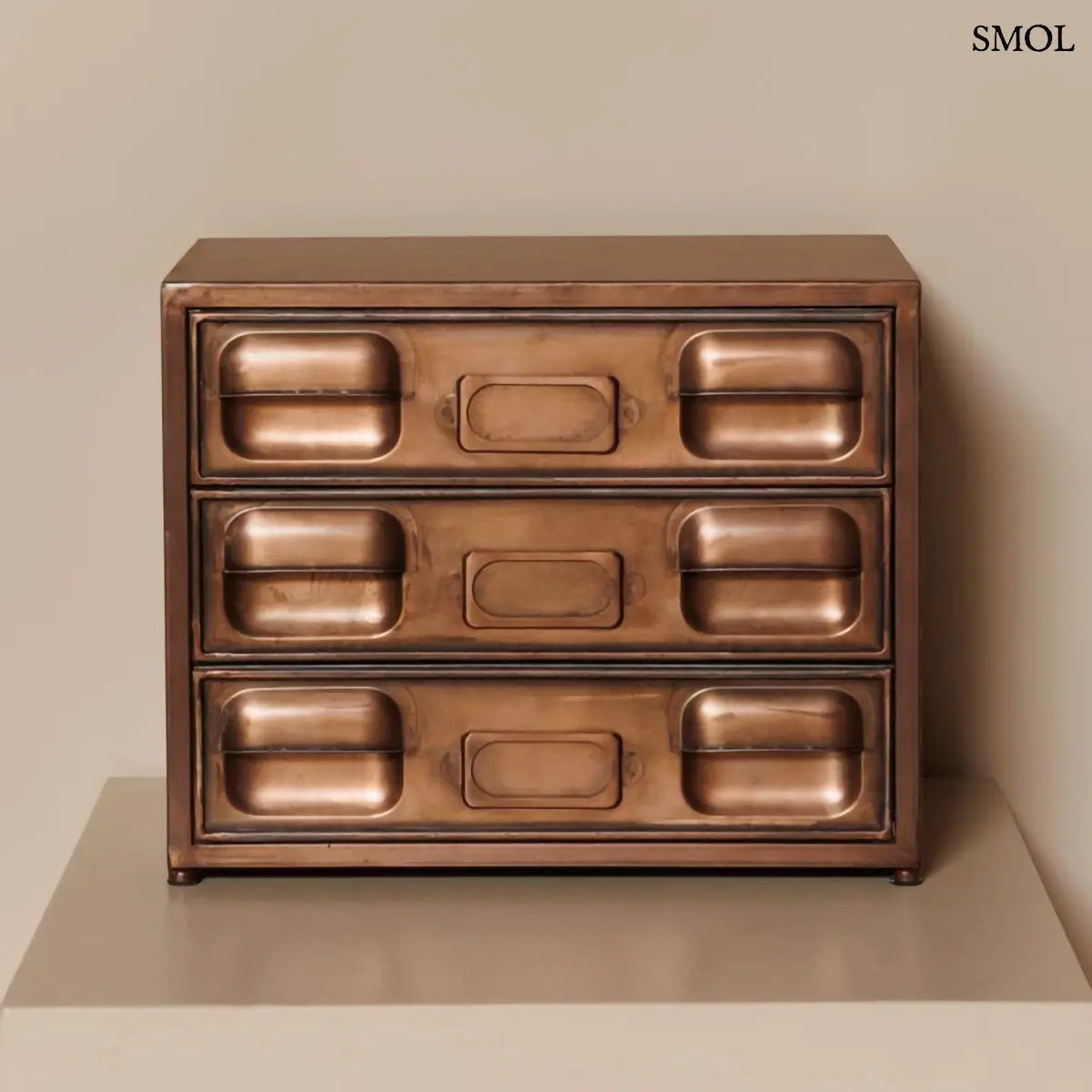 Háromfiókos asztali fém tároló antik réz patinával, vintage ipari stílusban, szemből, bézs háttérrel