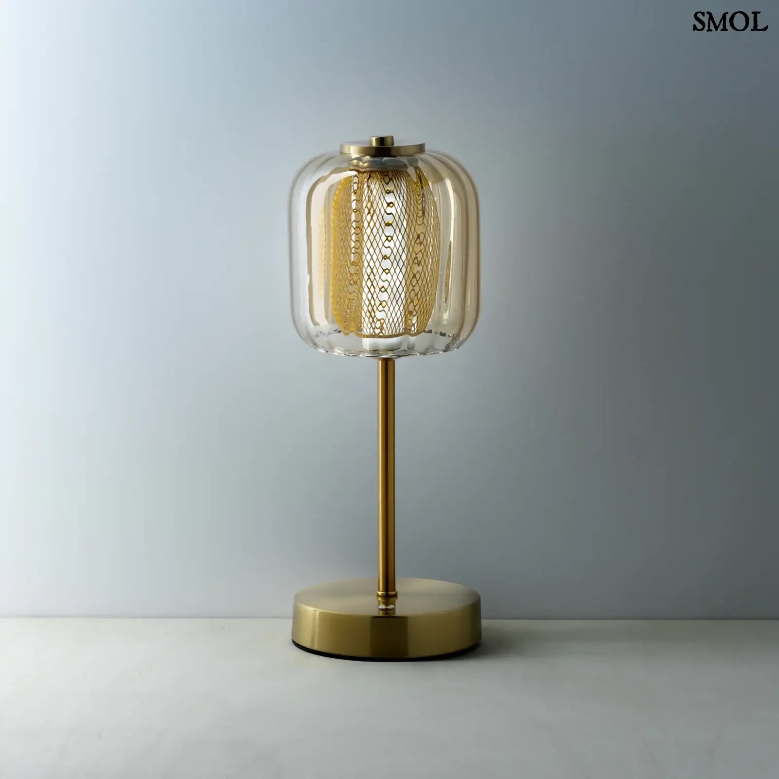 Lighty Gaga asztali lámpa sárgaréz állvánnyal és bordázott borostyán üveg búrával. Vezeték nélküli, hordozható LED lágy fénnyel