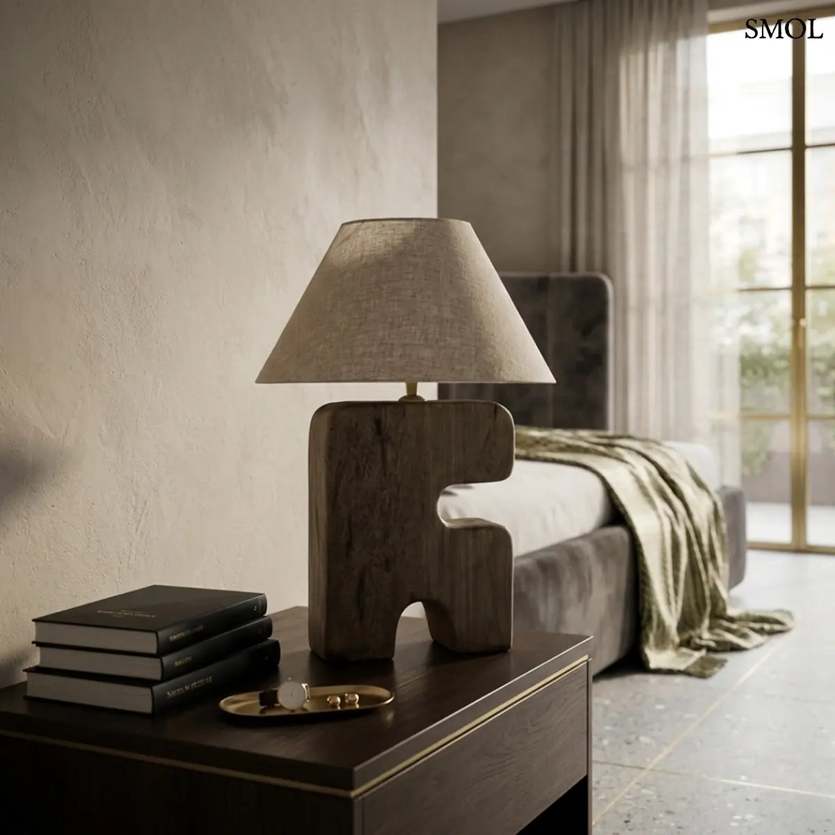 Absztrakt, tömör fából faragott asztali lámpa világos bézs vászon lámpabúrával, hálószobában