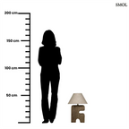 Absztrakt, tömör fából faragott asztali lámpa világos bézs vászon lámpabúrával, méretarányosan