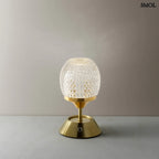 Sárgaréz talpú, kristályhatású, fazettált üveg búrával ellátott, hordozható, tölthető LED asztali lámpa meleg fénnyel