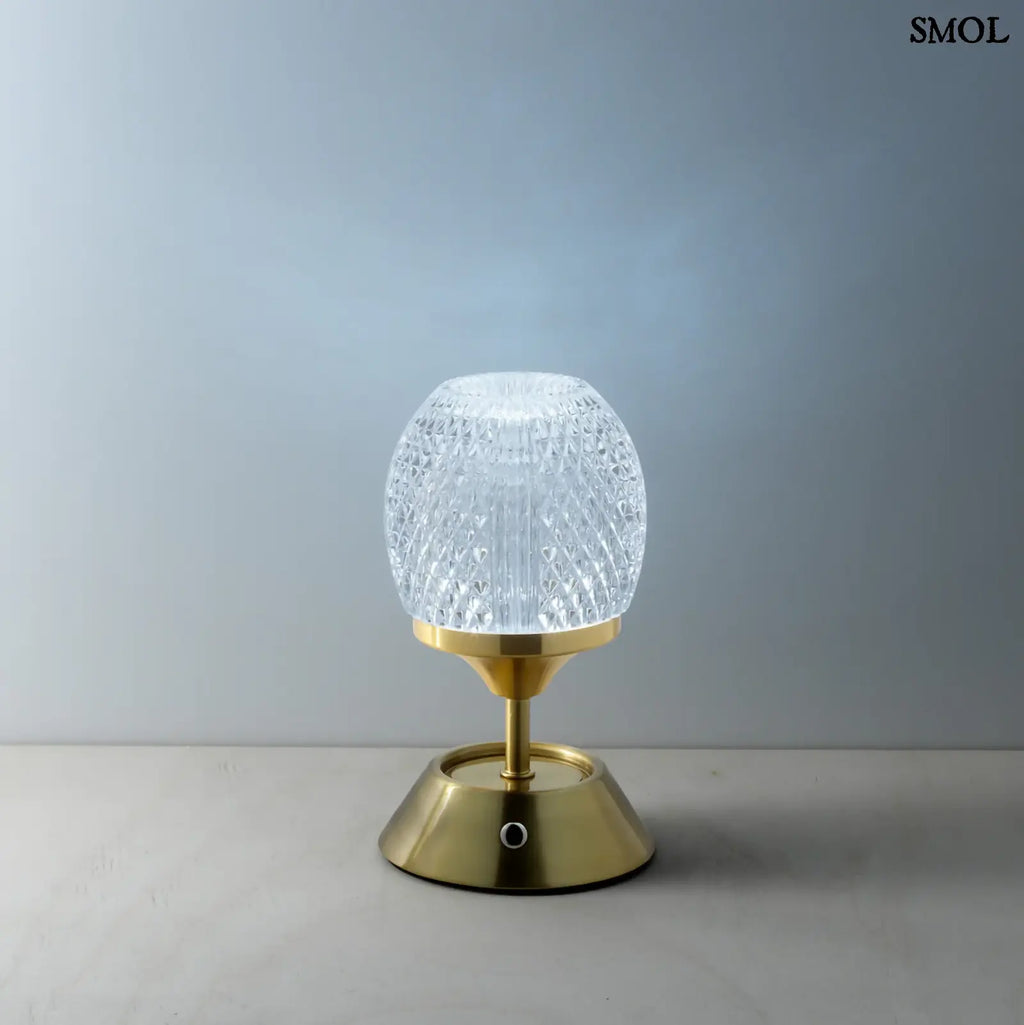 Sárgaréz talpú, kristályhatású, fazettált üveg búrával ellátott, hordozható, tölthető LED asztali lámpa hideg fénnyel