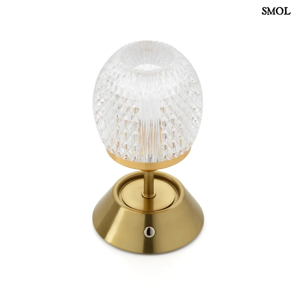 Sárgaréz talpú, kristályhatású, fazettált üveg búrával ellátott, hordozható, tölthető LED asztali lámpa felülről