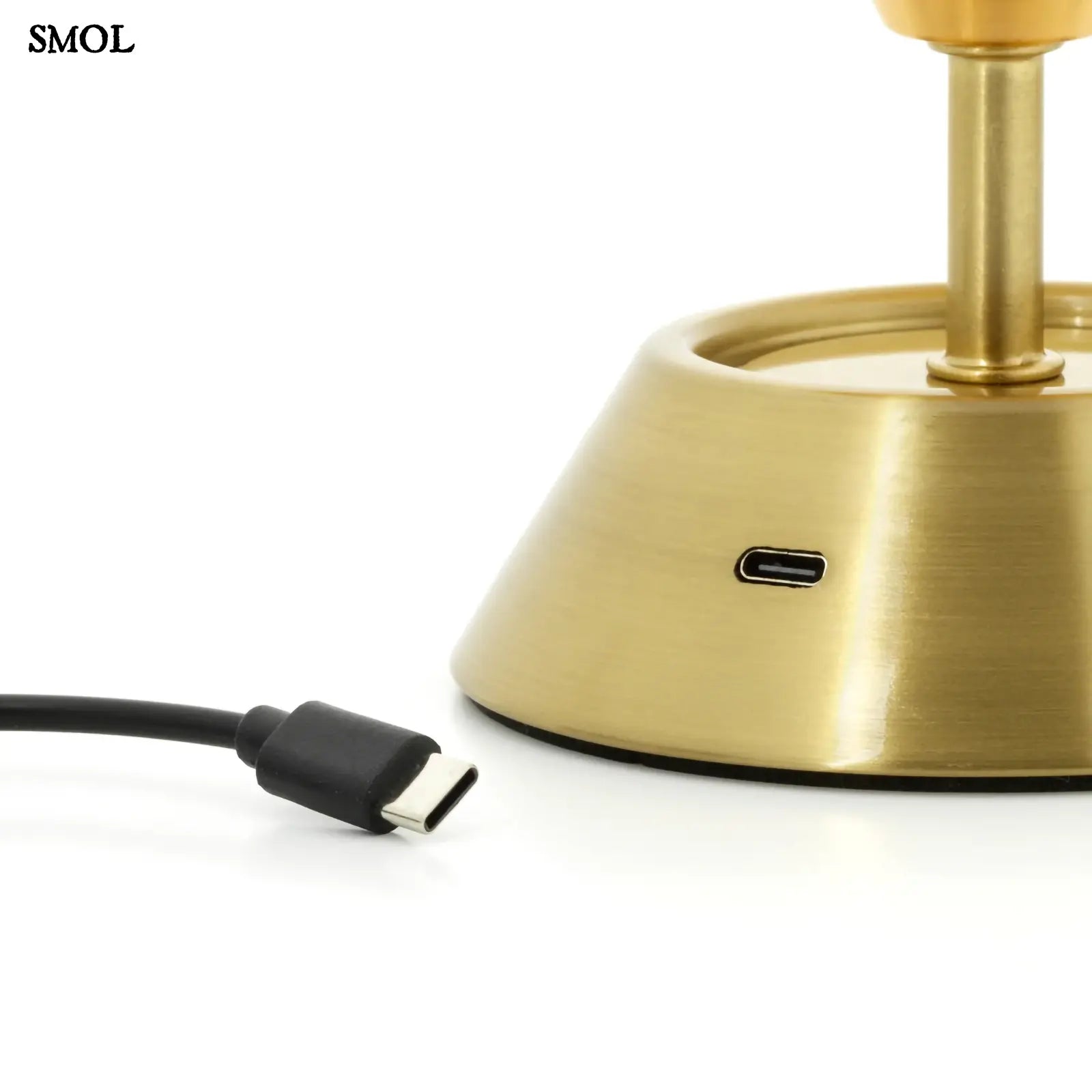 Sárgaréz talpú, kristályhatású, fazettált üveg búrával ellátott, hordozható, tölthető LED asztali lámpa töltővel