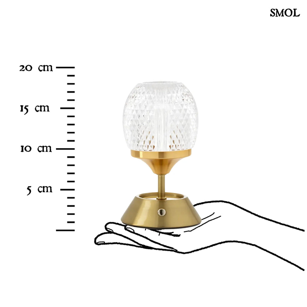 Sárgaréz talpú, kristályhatású, fazettált üveg búrával ellátott, hordozható, tölthető LED asztali lámpa méretarányosan