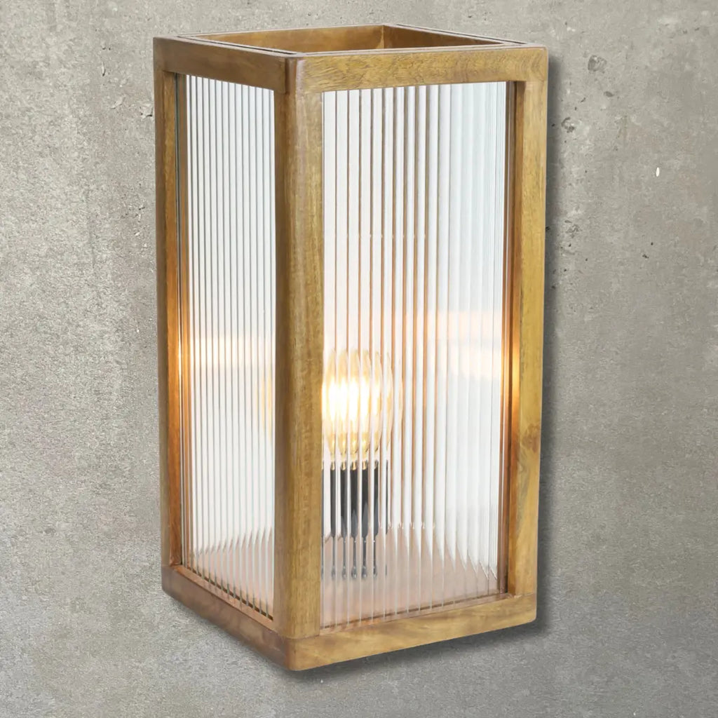 Asztali lámpa fa és üveg kombinációval | MARPA | SMOL - szürke háttérrel