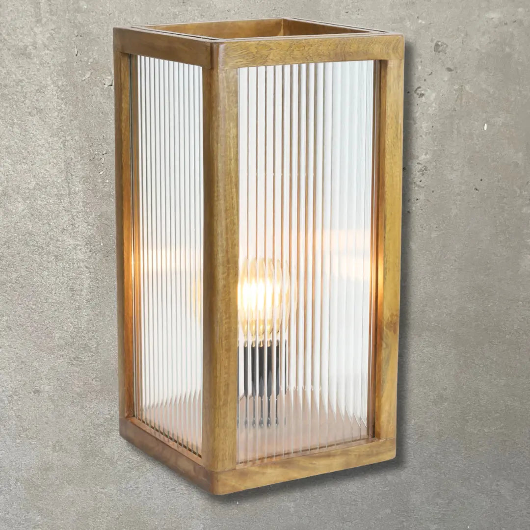 Asztali lámpa fa és üveg kombinációval | MARPA | SMOL - szürke háttérrel