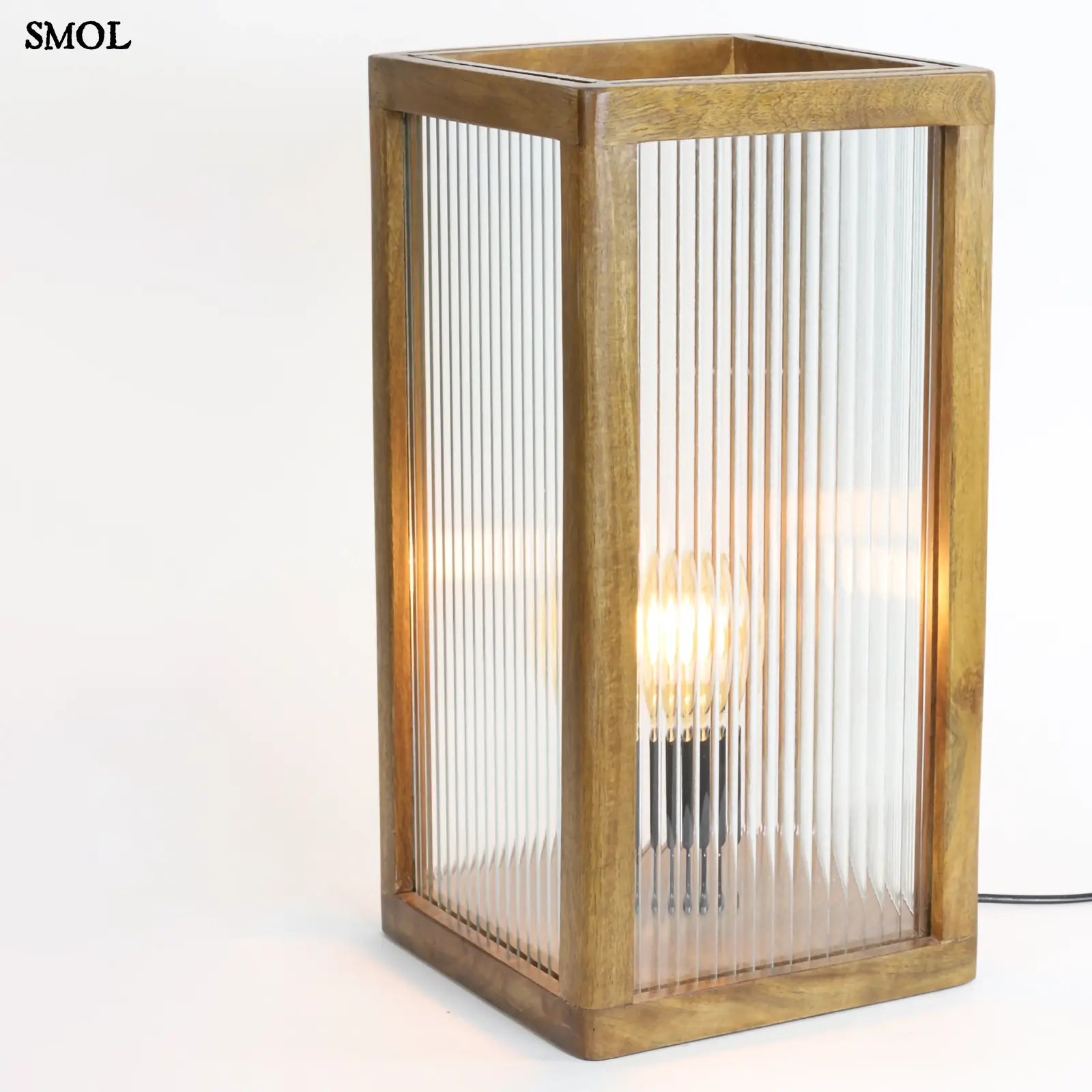 Asztali lámpa fa és üveg kombinációval | MARPA | SMOL - ferdén