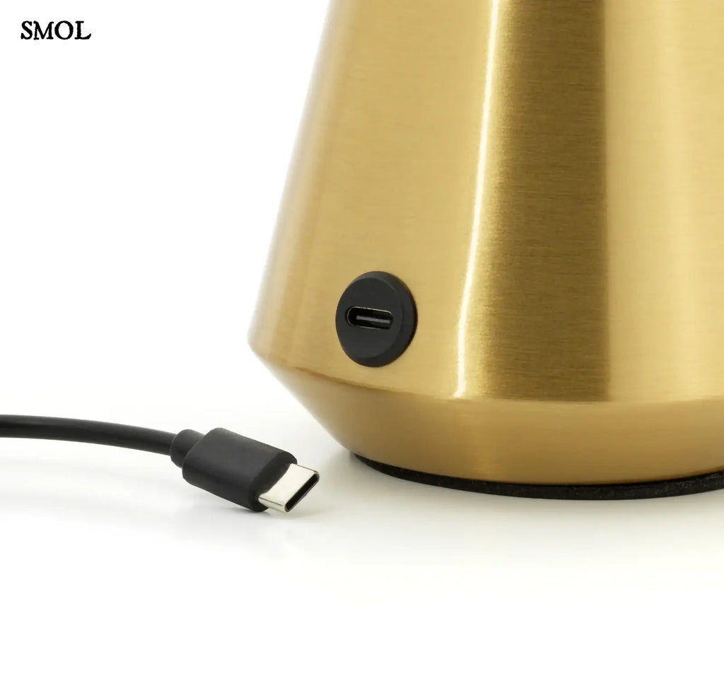 Hordozható LED asztali lámpa arany (brass) színű vázzal és fogantyúval, valamint texturált üveg búrával, töltővel