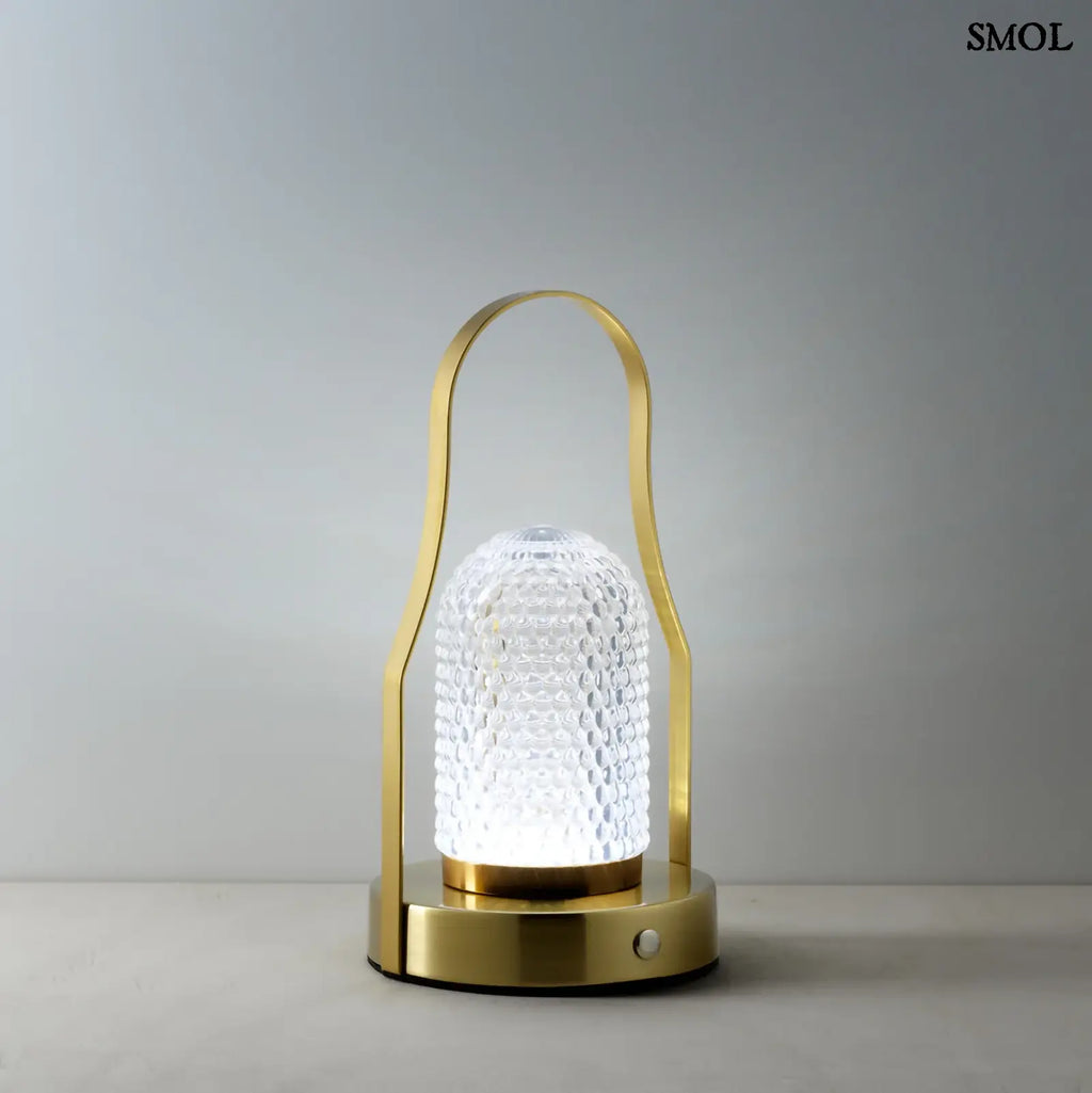 Hordozható LED asztali lámpa arany (brass) színű vázzal és fogantyúval, valamint texturált üveg búrával, hideg fénnyel