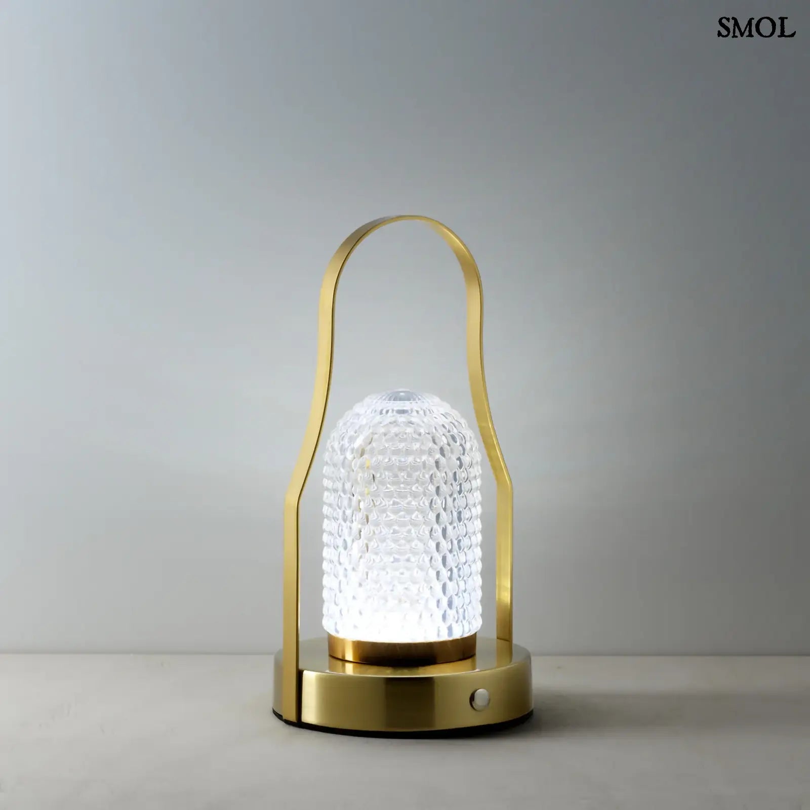 Hordozható LED asztali lámpa arany (brass) színű vázzal és fogantyúval, valamint texturált üveg búrával, hideg fénnyel