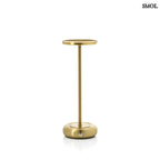 Hordozható LED asztali lámpa minimalista dizájnnal, sárgaréz színű fémből, fehér háttérrel