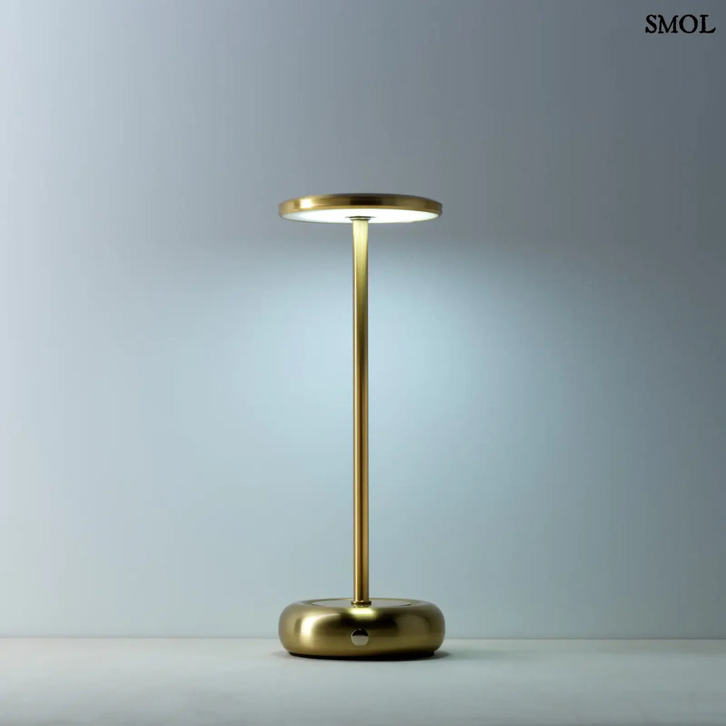 Hordozható LED asztali lámpa minimalista dizájnnal, sárgaréz színű fémből, hideg fénnyel