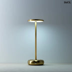 Hordozható LED asztali lámpa minimalista dizájnnal, sárgaréz színű fémből, hideg fénnyel