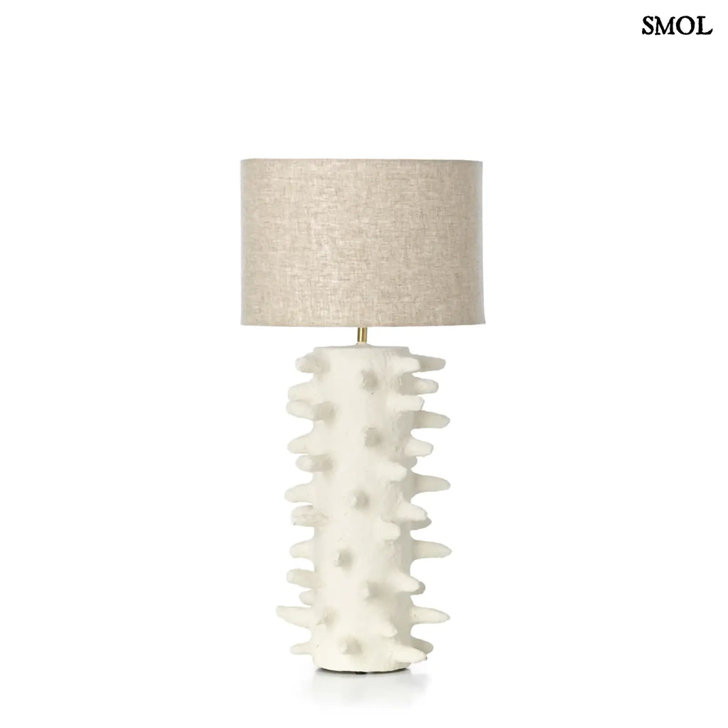 Fehér papírmasé asztali lámpa texturált, tüskés talppal és bézs lámpaernyővel fehér háttérrel