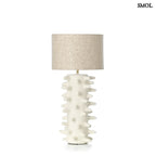 Fehér papírmasé asztali lámpa texturált, tüskés talppal és bézs lámpaernyővel fehér háttérrel