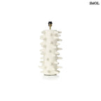 Fehér papírmasé asztali lámpa texturált, tüskés talppal és bézs lámpaernyővel talp fehér háttérrel