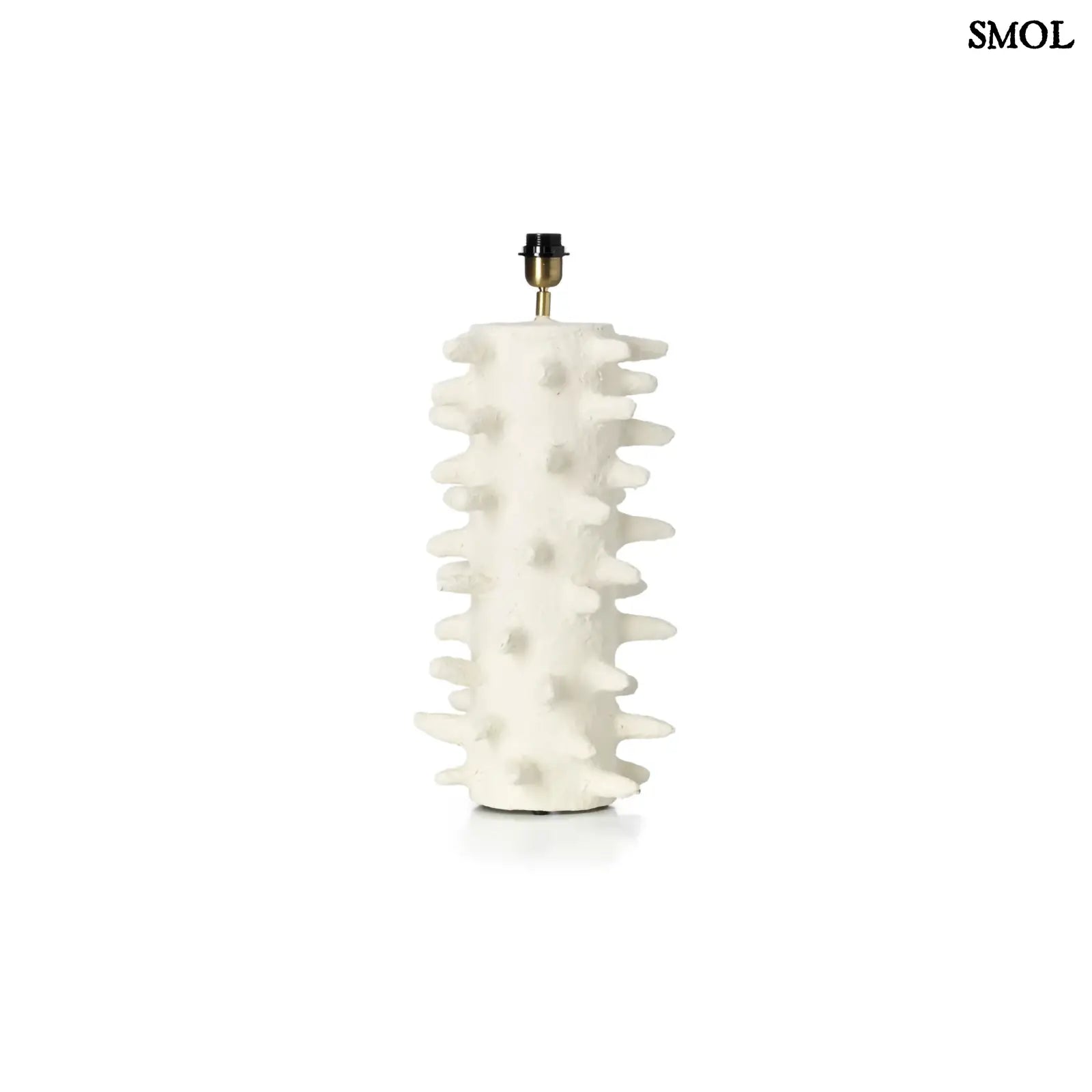 Fehér papírmasé asztali lámpa texturált, tüskés talppal és bézs lámpaernyővel talp fehér háttérrel