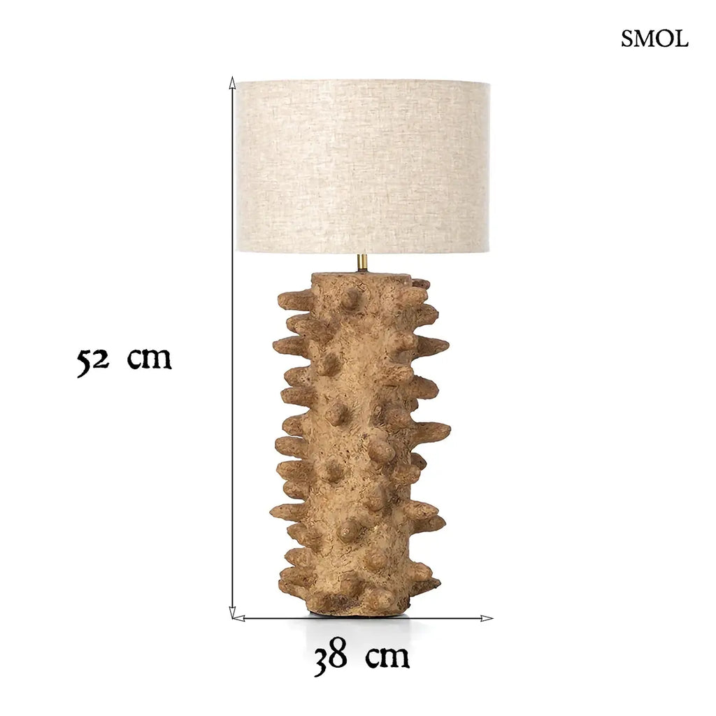 SPIKETACULAR L asztali lámpa tüskés papírmasé talapzattal, agyagbarna színben, textil ernyővel, méretekkel