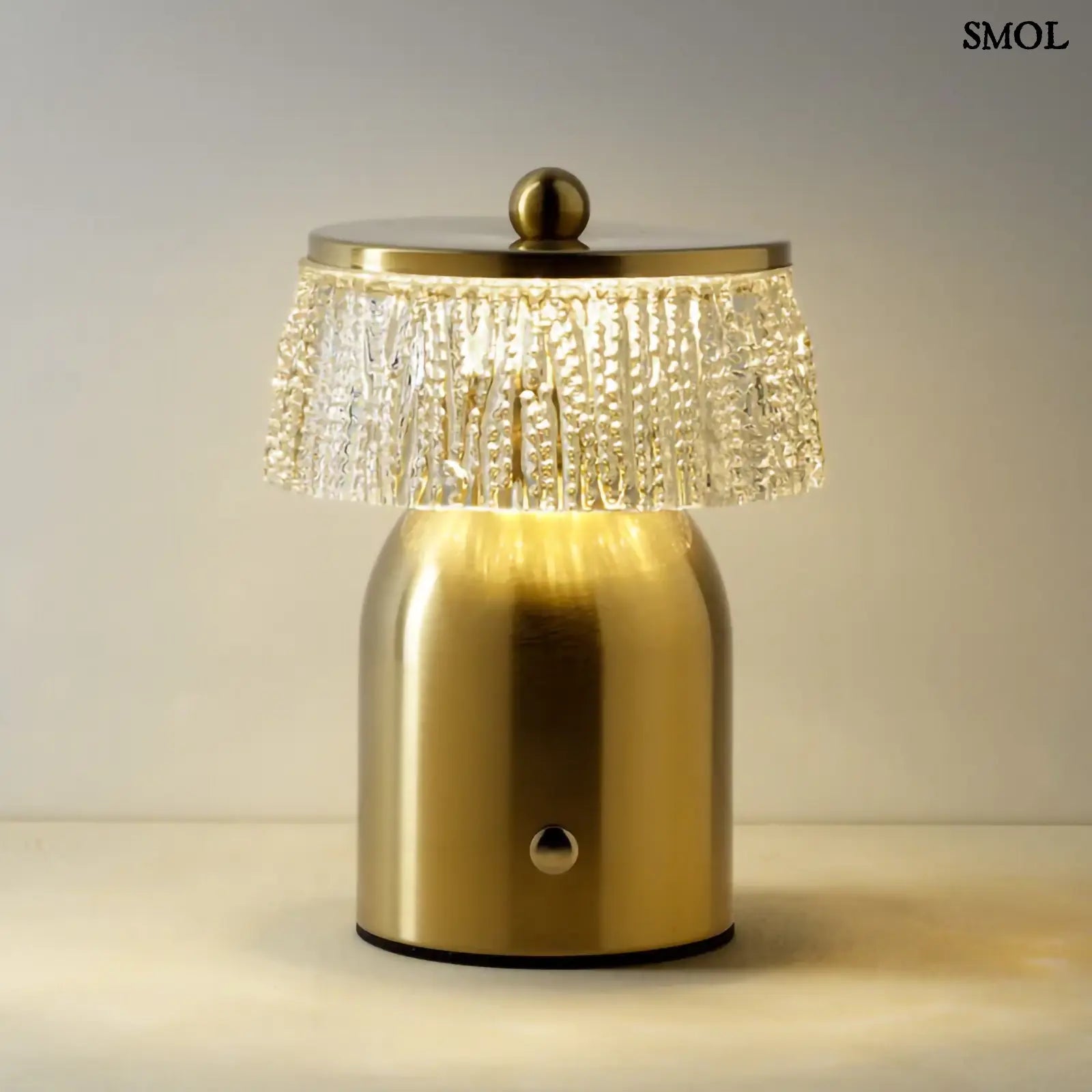 Disco Muffin asztali lámpa sárgaréz alappal és textúrált üveg búrával. Vezeték nélküli, USB töltős, meleg fénnyel