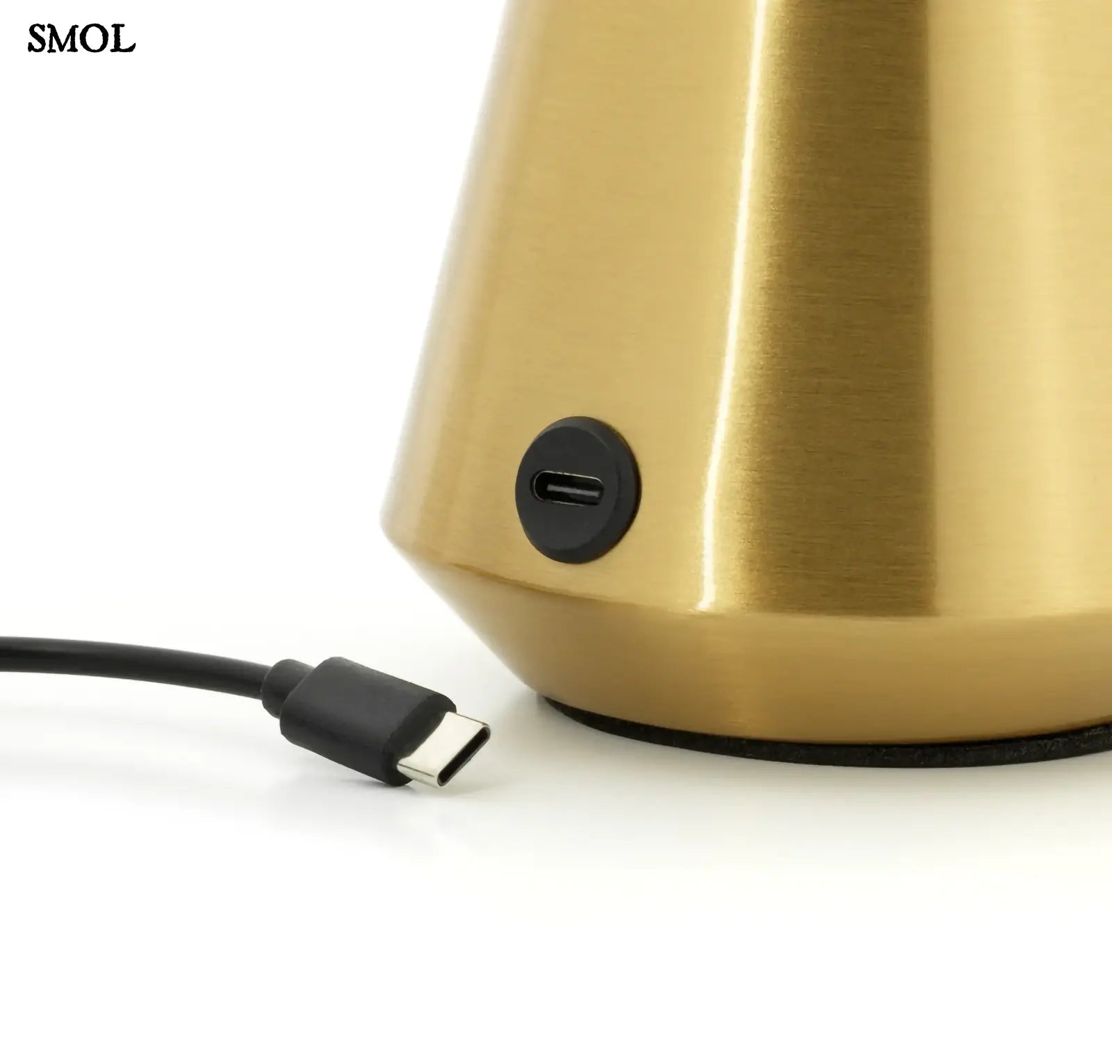 Disco Muffin asztali lámpa sárgaréz alappal és textúrált üveg búrával. Vezeték nélküli, USB töltős,  töltő nagyítva