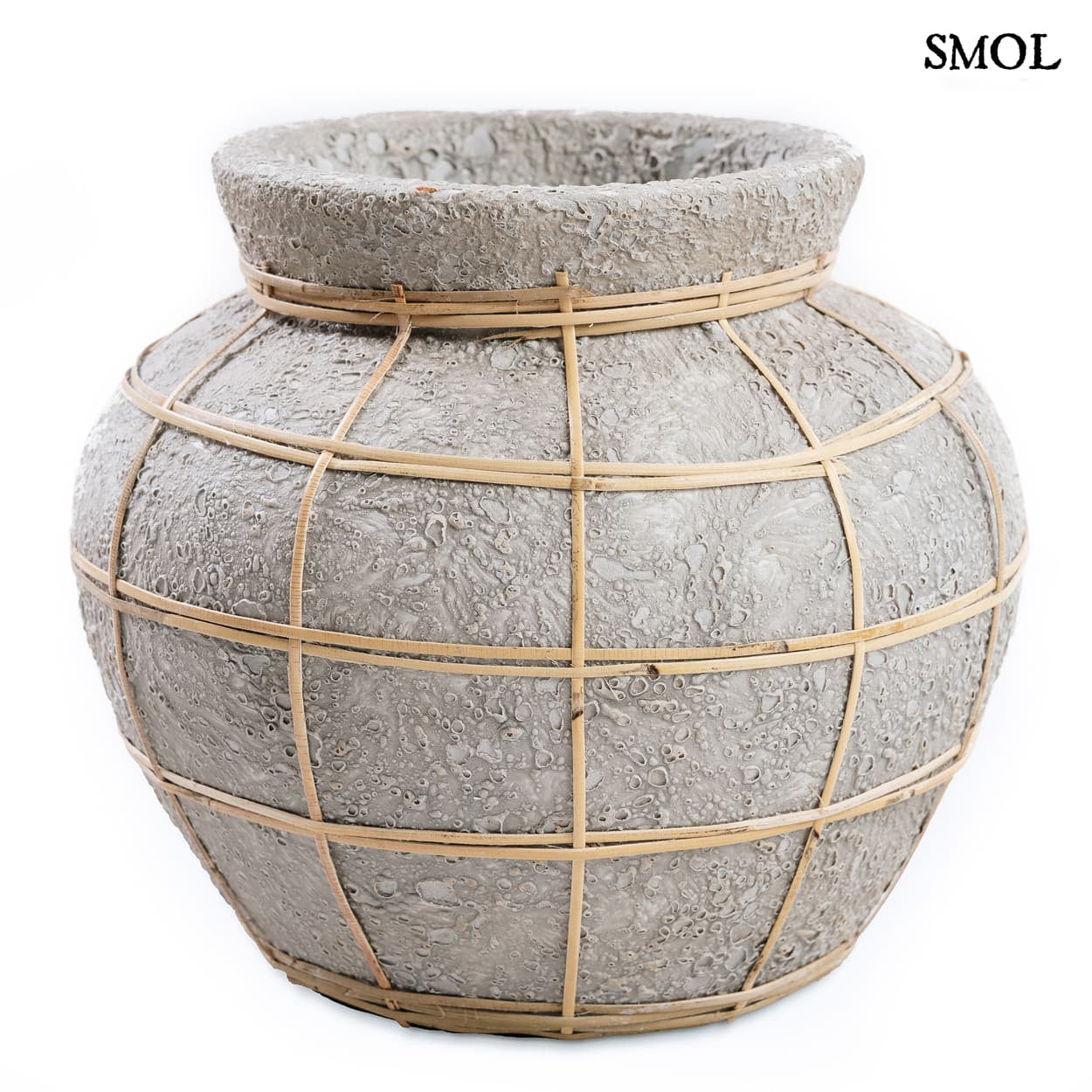 BELLY VASE, szürke terrakotta váza rattannal, ⌀29 cm - smol.hu - fehér háttérrel